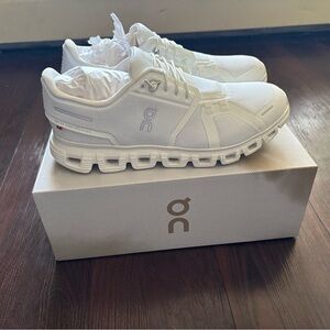 On Cloud 6 White Running Shoes women’s size 9 NEW